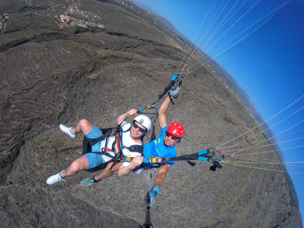 Photo en plein vol pendant un baptême de parapente à Tenerife